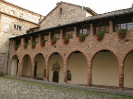 Porticato del chiostro dell’Abbazia (16378 bytes)